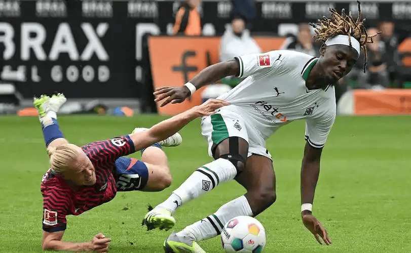  门兴格拉德巴赫冲刺阶段防线松动Scout在德国队比赛中晋级，现场解说直呼：字母哥怒砍23分